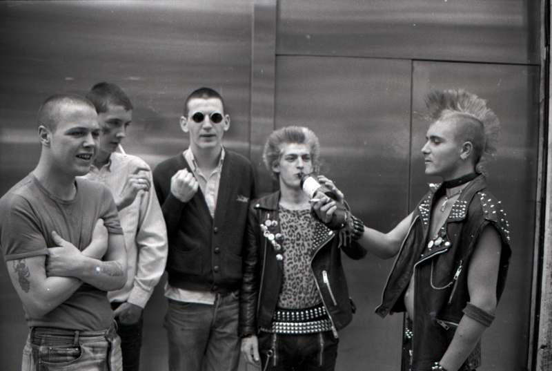 Mix of Skins and Punks, Kind's Rd, London, 80s ST#377