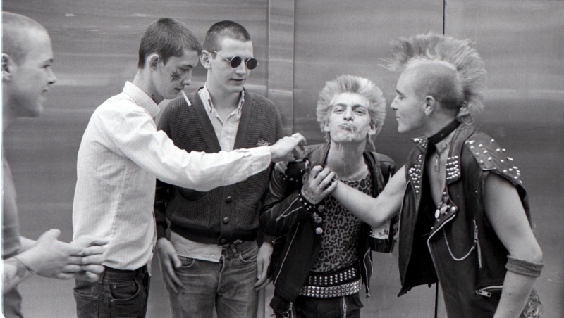Mix of Skins and Punks, Kind's Rd, London, 80s ST#378