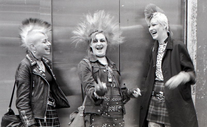3 Punk girls, King's Rd, London, 80s ST#482