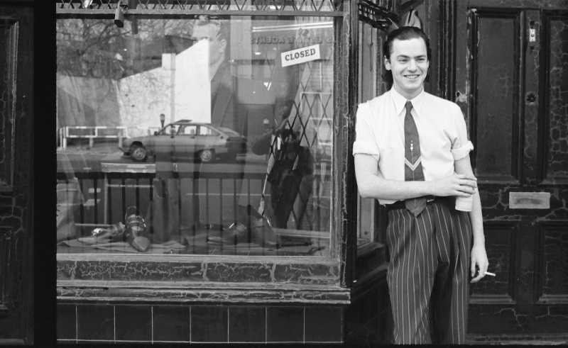 Johnny Mono (John Graham) outside Johnson's, World's End, 1981 ST#79b